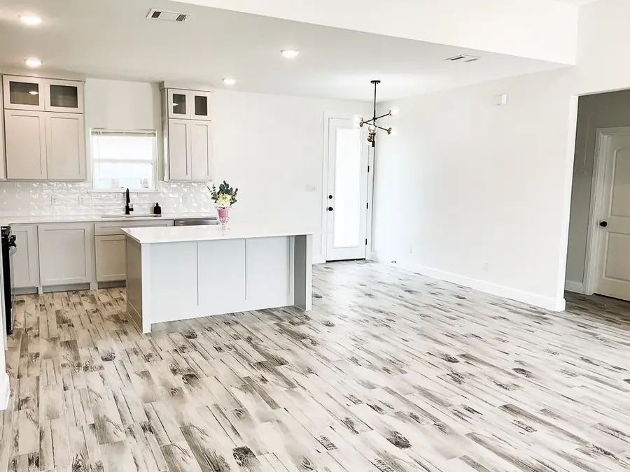 201 Bluff Court, Godley, TX 76044 - Image #3