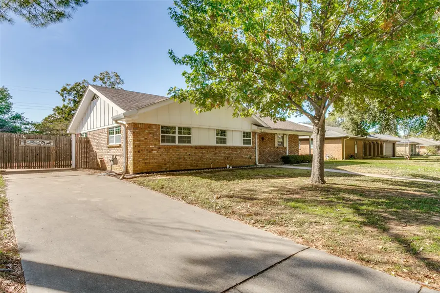 425 W Pleasantview Drive, Hurst, TX 76054 - Image #3