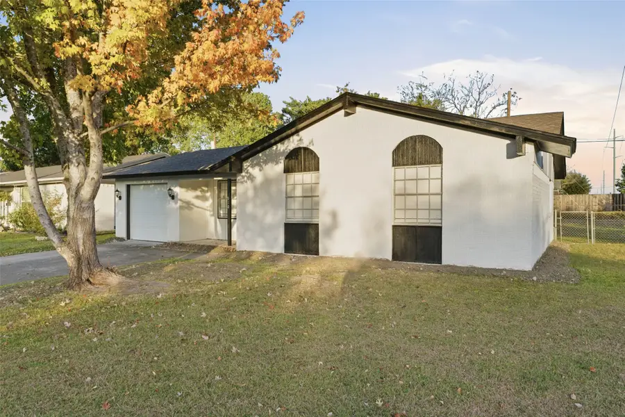 910 Royal Crest Drive, Mesquite, TX 75149 - Image #2