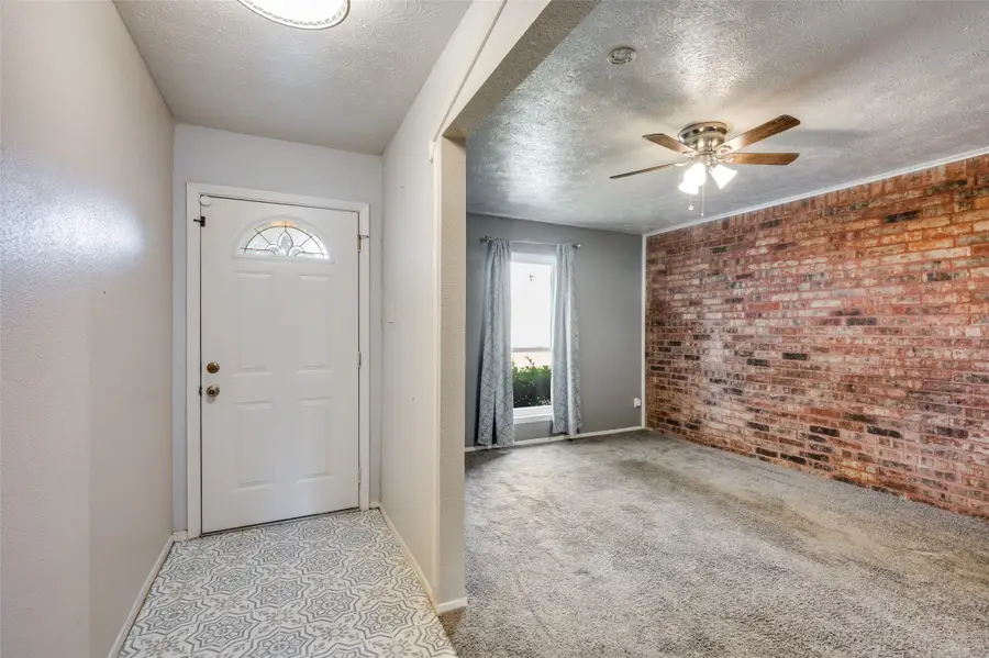 82 E Mountain Creek Drive E, Grand Prairie, TX 75052 - Image #2