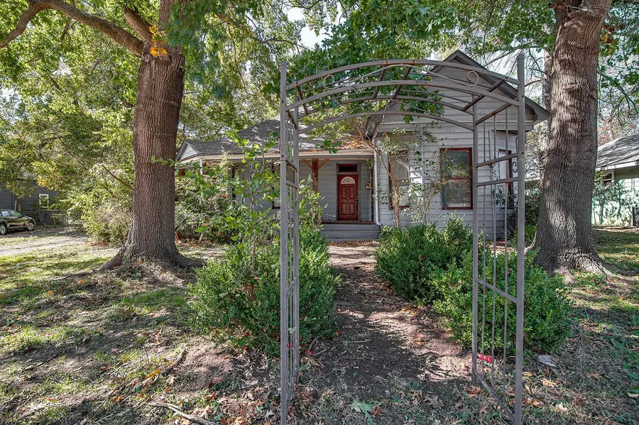 735 N Robinson Street, Cleburne, TX 76031 - Image #3