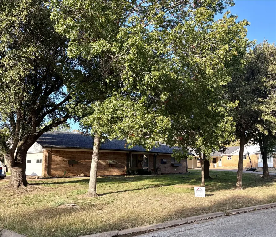 1417 Oak Hills Drive, Graham, TX 76450 - Image #2