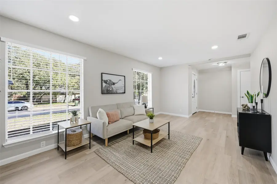 140 Stonegate Court, Bedford, TX 76022 - Image #3