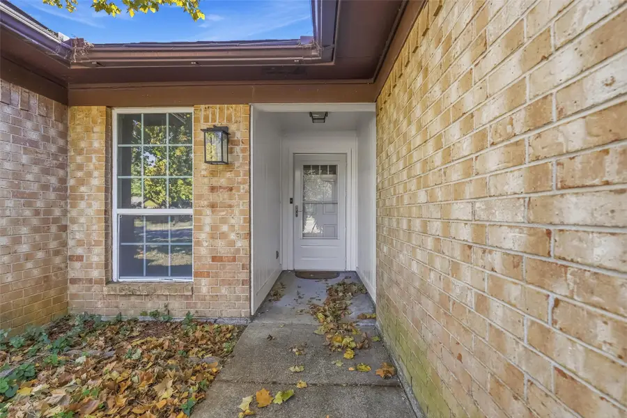 657 Evelyn Lane, Burleson, TX 76028 - Image #2