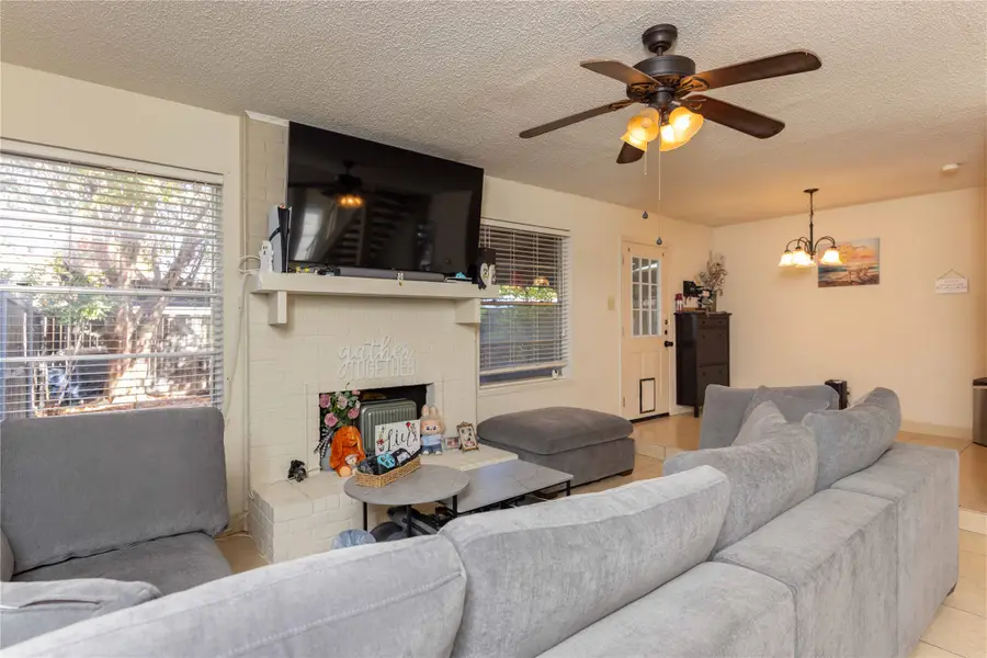 4806 Rollingwood Court, Garland, TX 75043 - Image #3