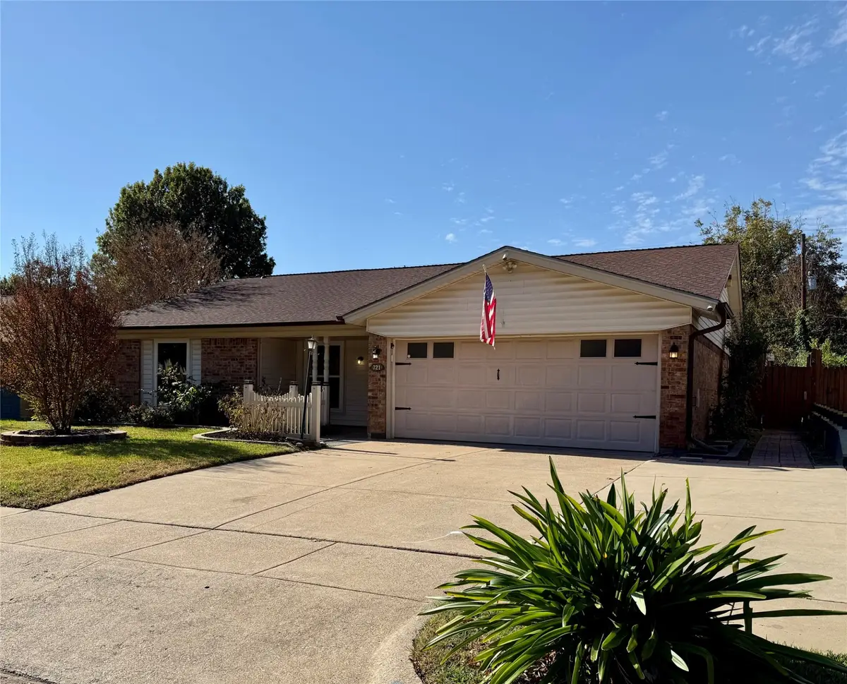 721 NW Ann Lois Lane, Burleson, TX 76028 - Image #1