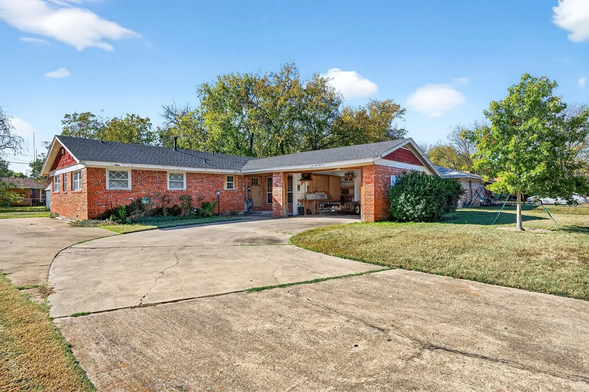 1722 Morningside Drive, Gainesville, TX 76240 - Image #1