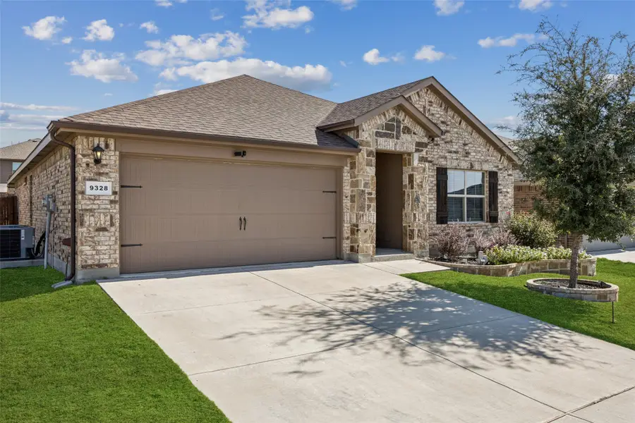 9328 Hill Topper Trail, Fort Worth, TX 76131 - Image #2