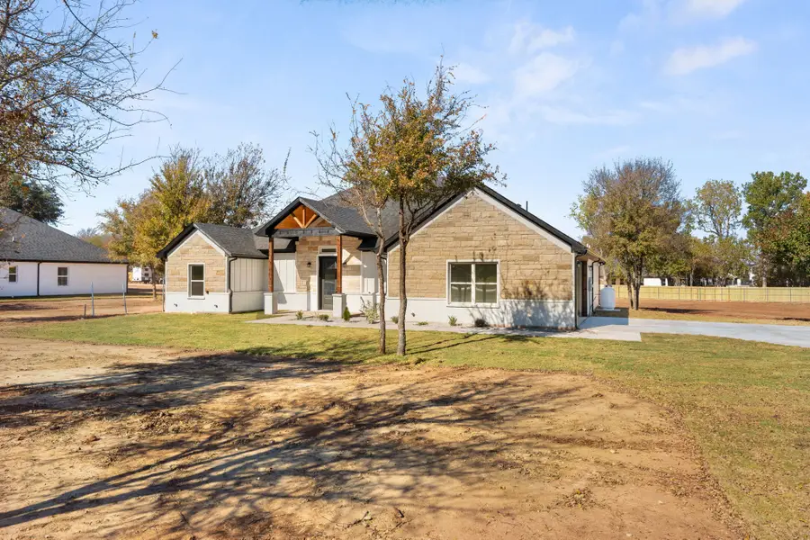 1516 Ports O Call Court, Granbury, TX 76048 - Image #2