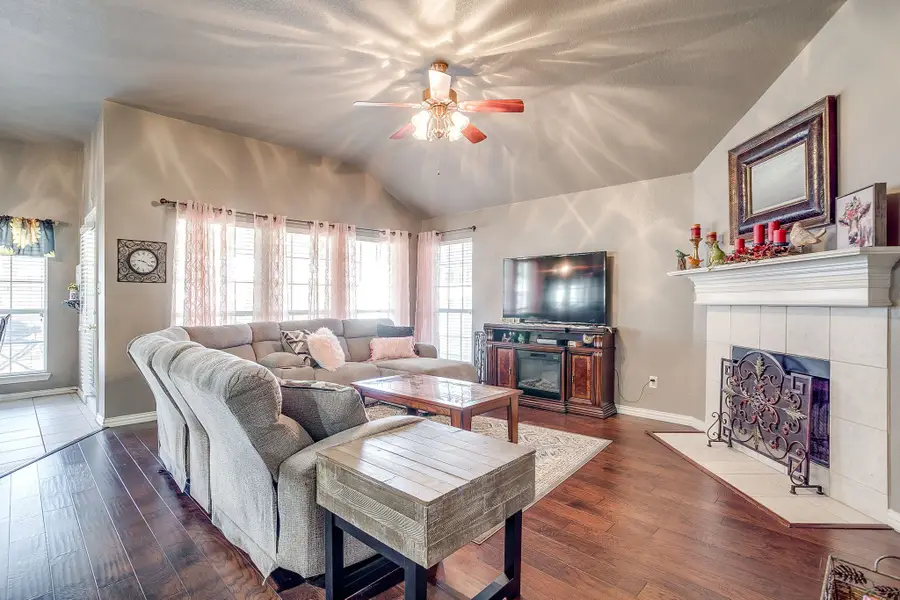 417 Jeffdale Drive, Burleson, TX 76028 - Image #3