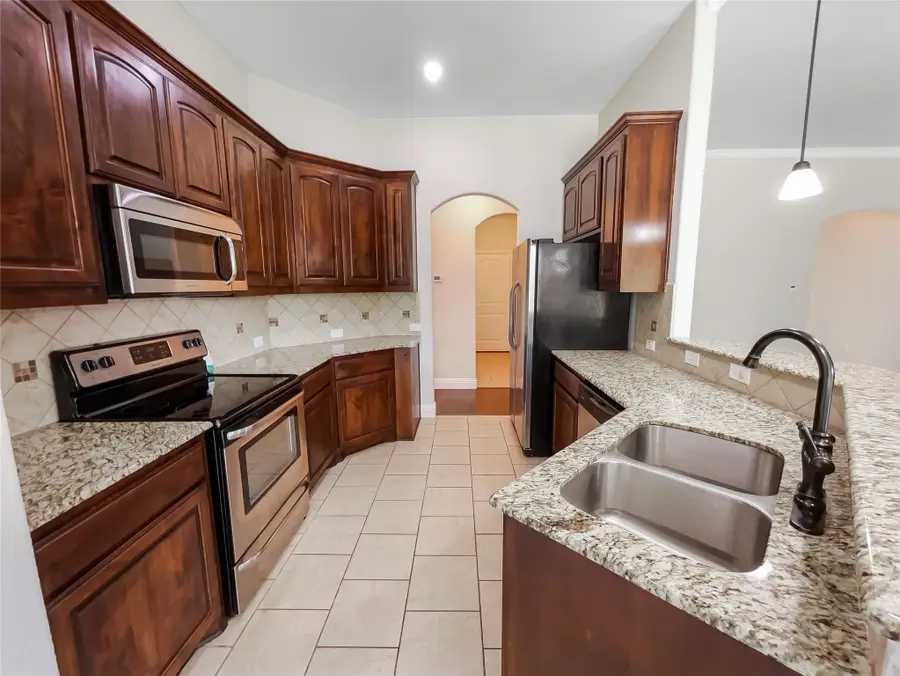 125 Hickory Creek Drive, Red Oak, TX 75154 - Image #2