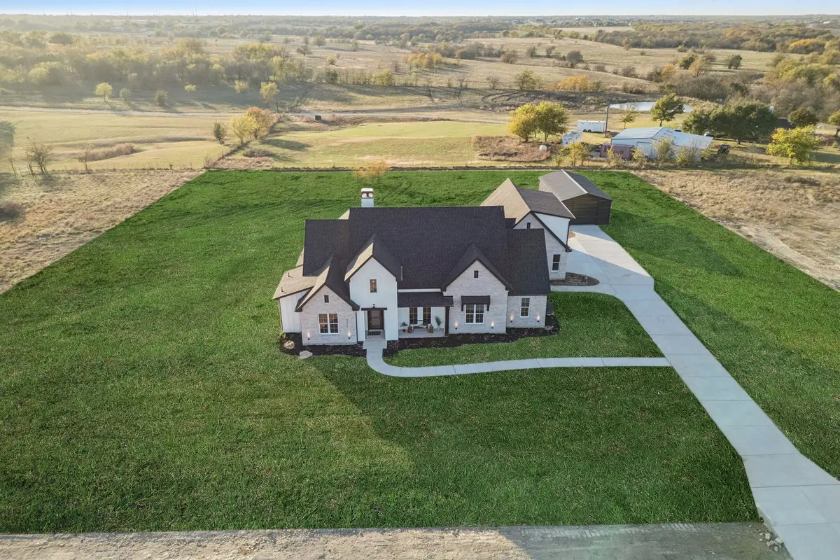 711 Hummingbird Lane, Justin, TX 76247 - Image #1