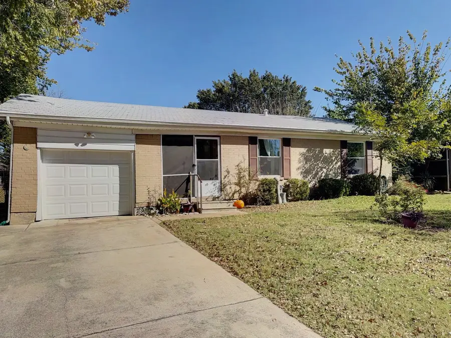 2015 Meadow Lane, Arlington, TX 76010 - Image #2