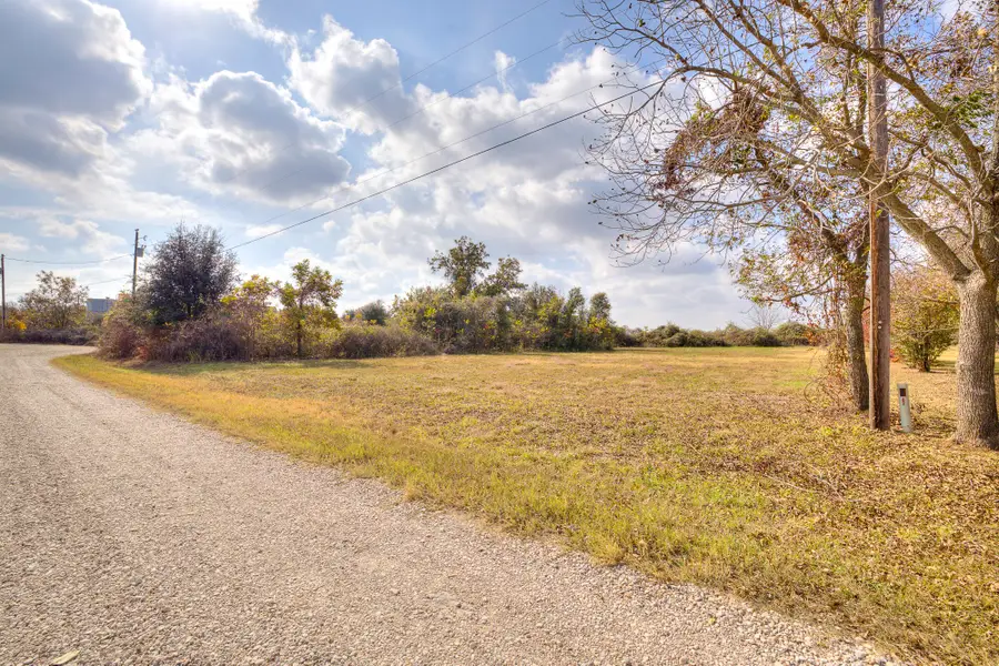 6300 S Lakeside Hills Court, Granbury, TX 76048 - Image #2