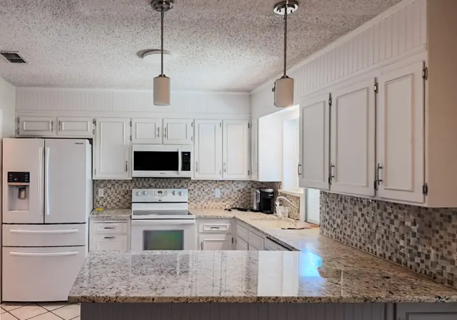 304 Tahiti Drive, Granbury, TX 76048 - Image #2