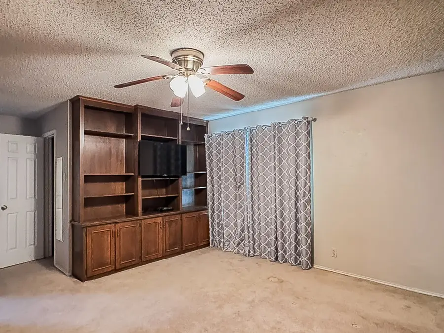 304 Tahiti Drive, Granbury, TX 76048 - Image #3