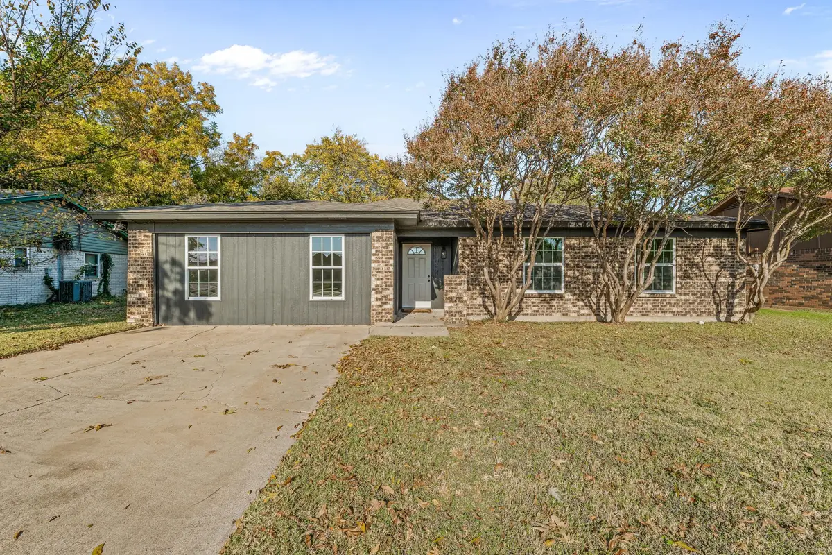 660 Pleasant Manor Avenue, Burleson, TX 76028 - Image #1