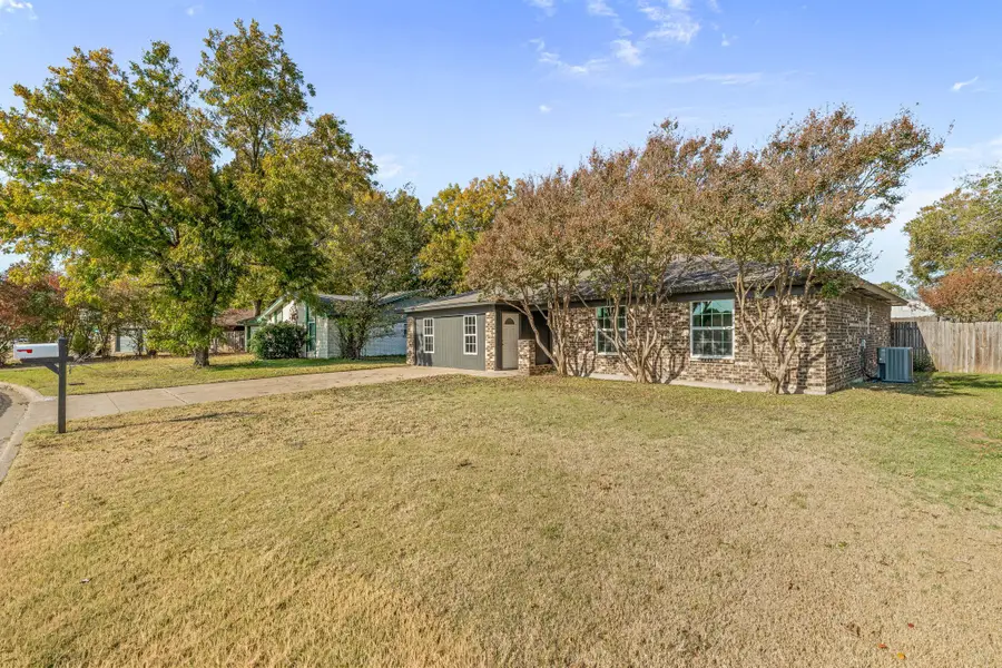660 Pleasant Manor Avenue, Burleson, TX 76028 - Image #3