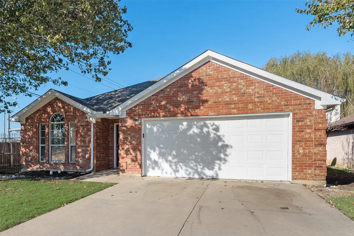 824 Bridle Trail, Saginaw, TX 76179 - Image #1