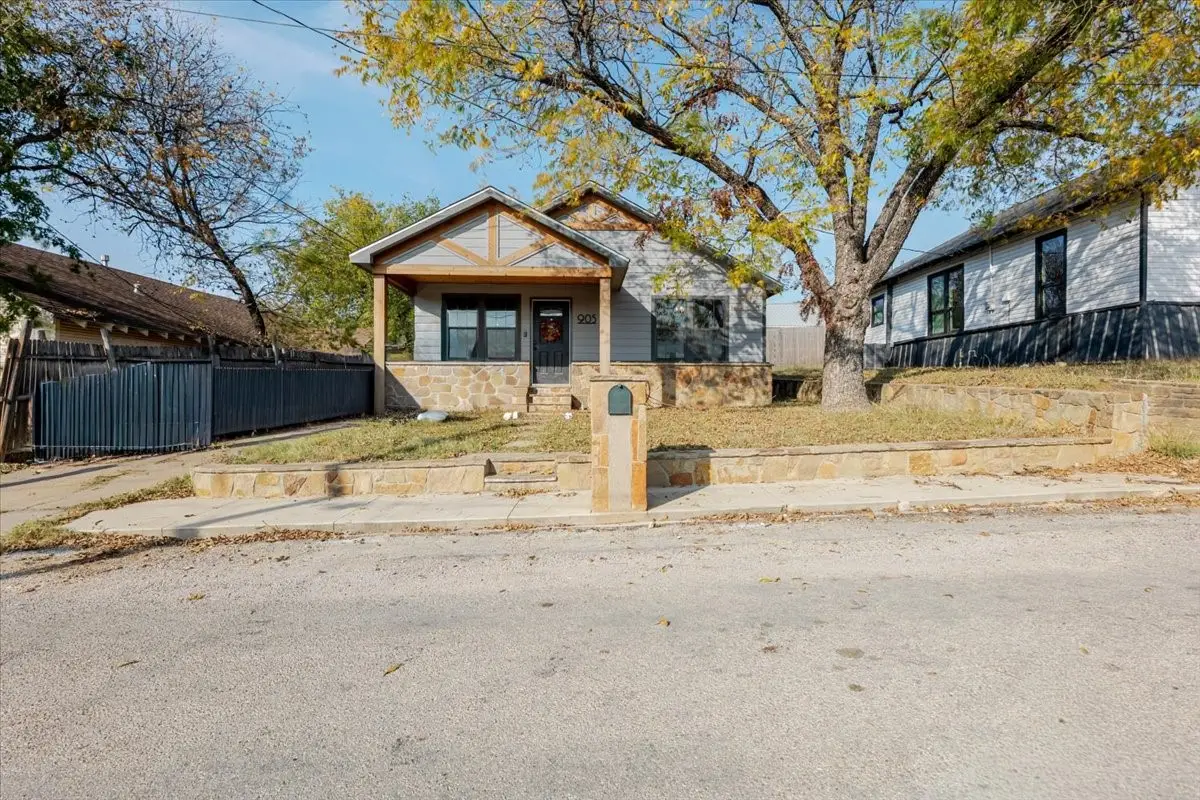 905 NE 1st Street, Mineral Wells, TX 76067 - Image #1