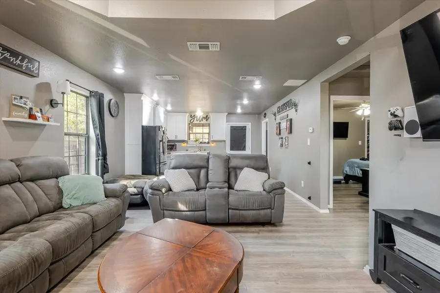 905 NE 1st Street, Mineral Wells, TX 76067 - Image #3