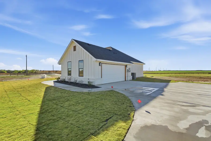 1001 Paramount Drive, Cresson, TX 76035 - Image #2