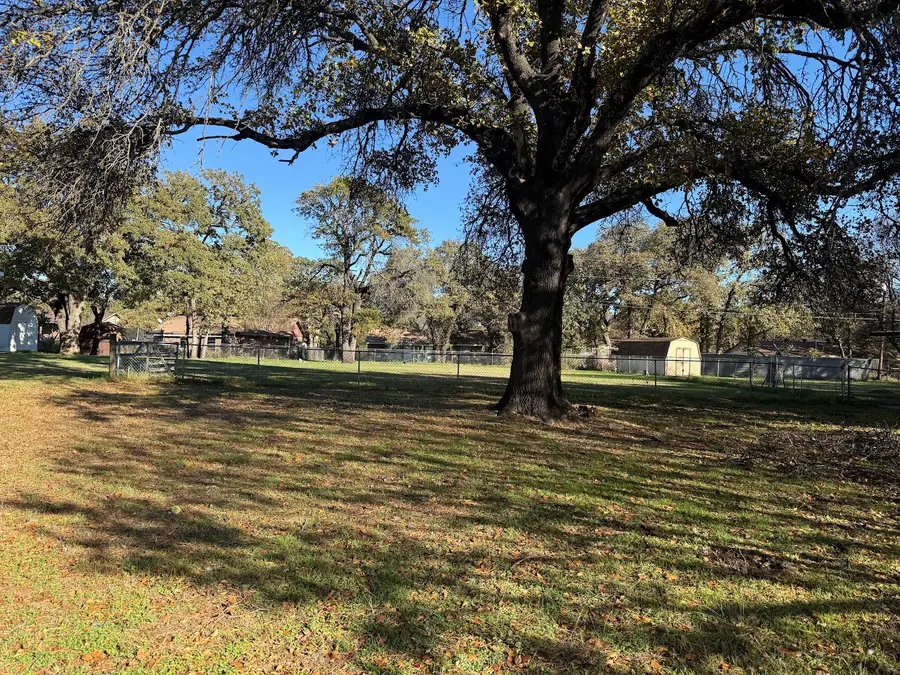 137 Gordon Drive, Azle, TX 76020 - Image #2