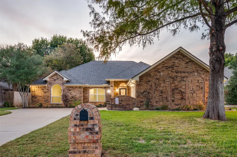 6214 Summergrove Drive, Arlington, TX 76001 - Image #2