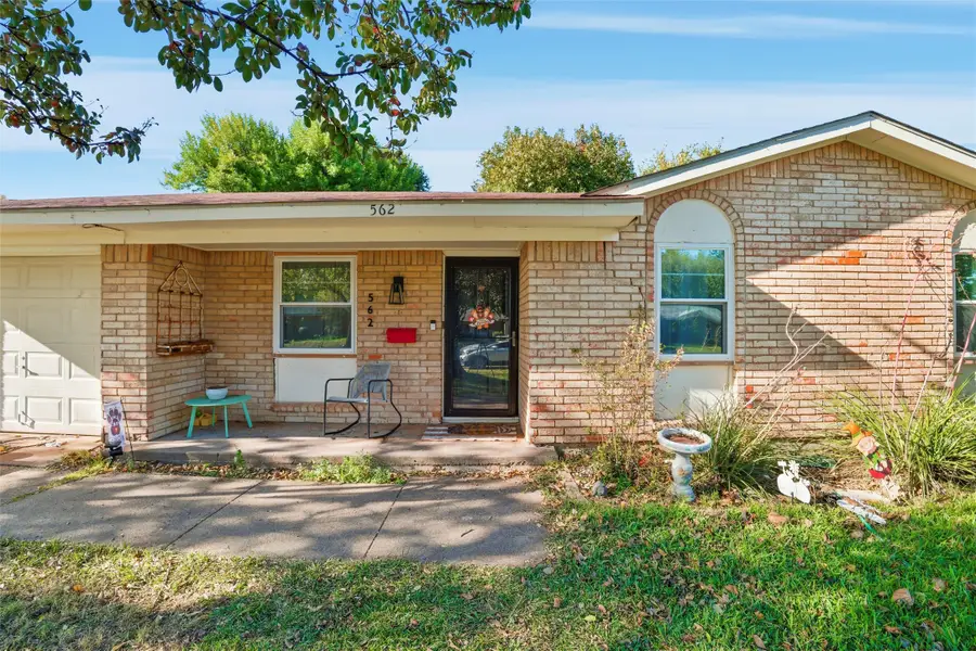 562 W Ferndale Lane, Grand Prairie, TX 75052 - Image #3