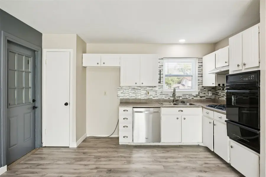 702 Shelmar Drive, Euless, TX 76039 - Image #2