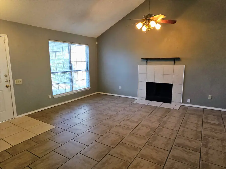 3813 Waxwing Circle S, Fort Worth, TX 76137 - Image #2