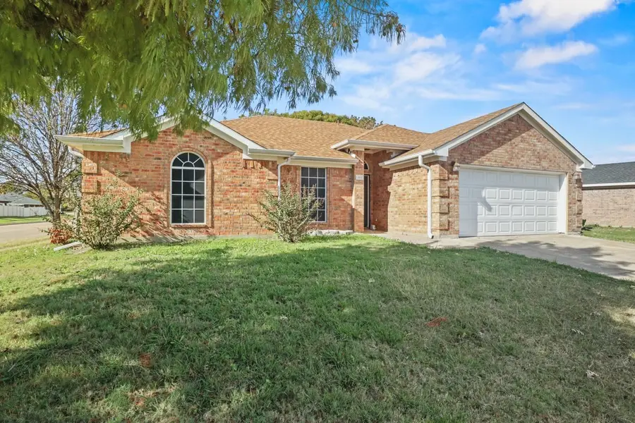 401 Barbara Jean Lane, Burleson, TX 76028 - Image #2