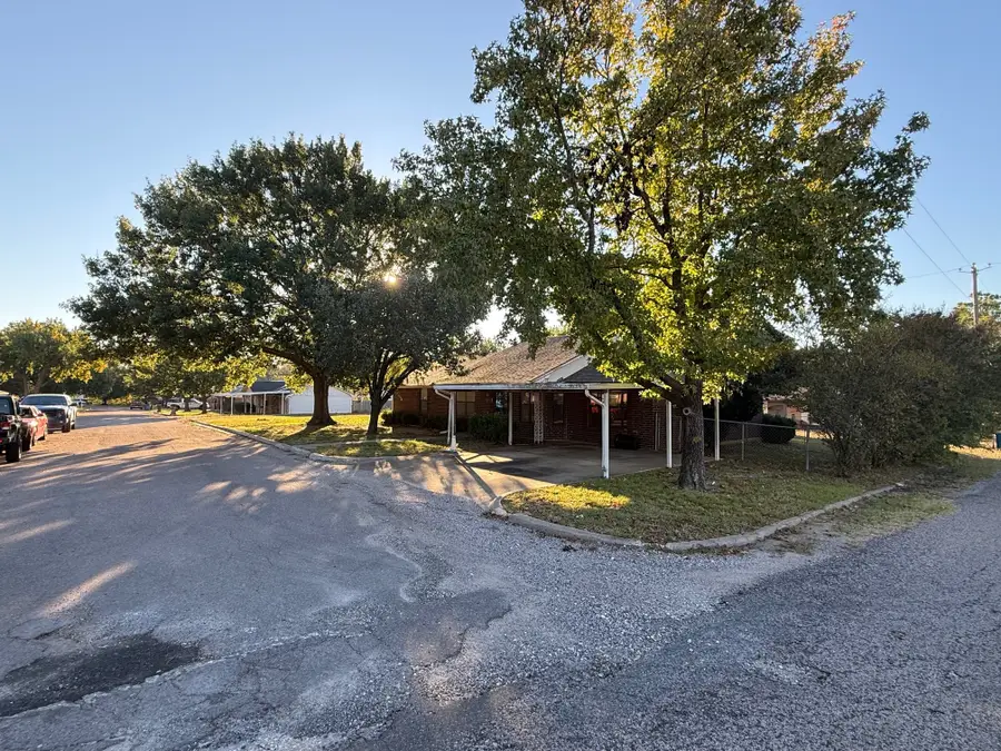 300 Denton Court, Collinsville, TX 76233 - Image #3