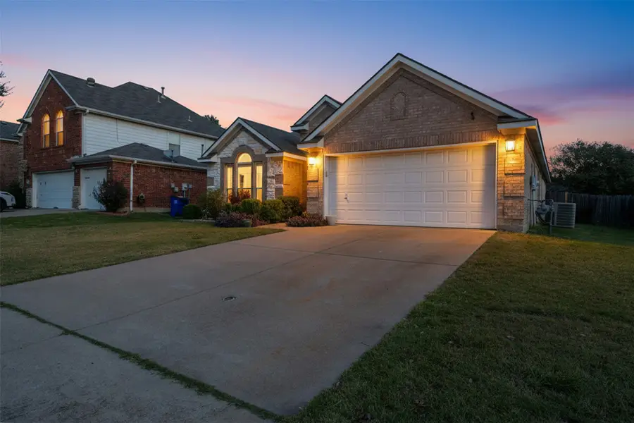 704 Dickerson Lane, Mansfield, TX 76063 - Image #3