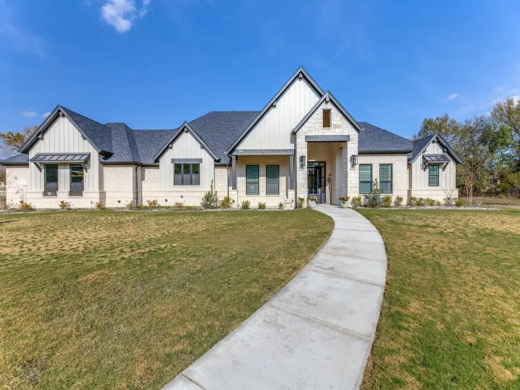 129 Lariat Court, Azle, TX 76020 - Image #1