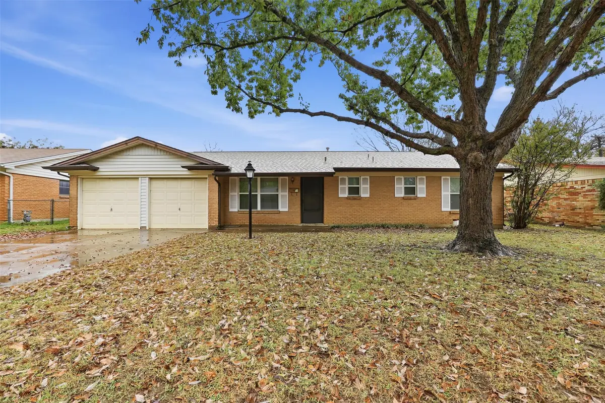 214 Jill Ann Drive, Burleson, TX 76028 - Image #1