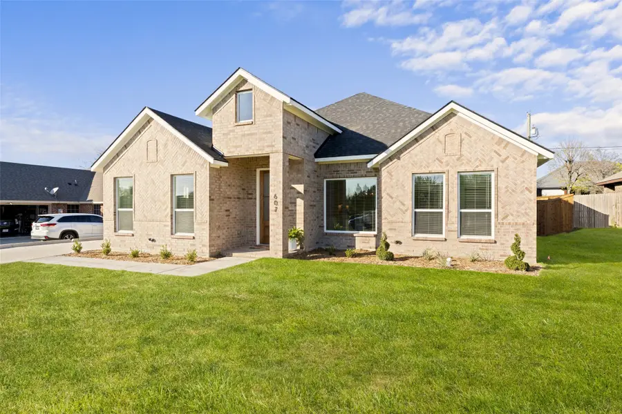 607 E Wood Dell Drive, Glenn Heights, TX 75154 - Image #2