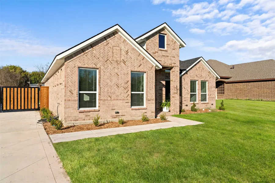 607 E Wood Dell Drive, Glenn Heights, TX 75154 - Image #3