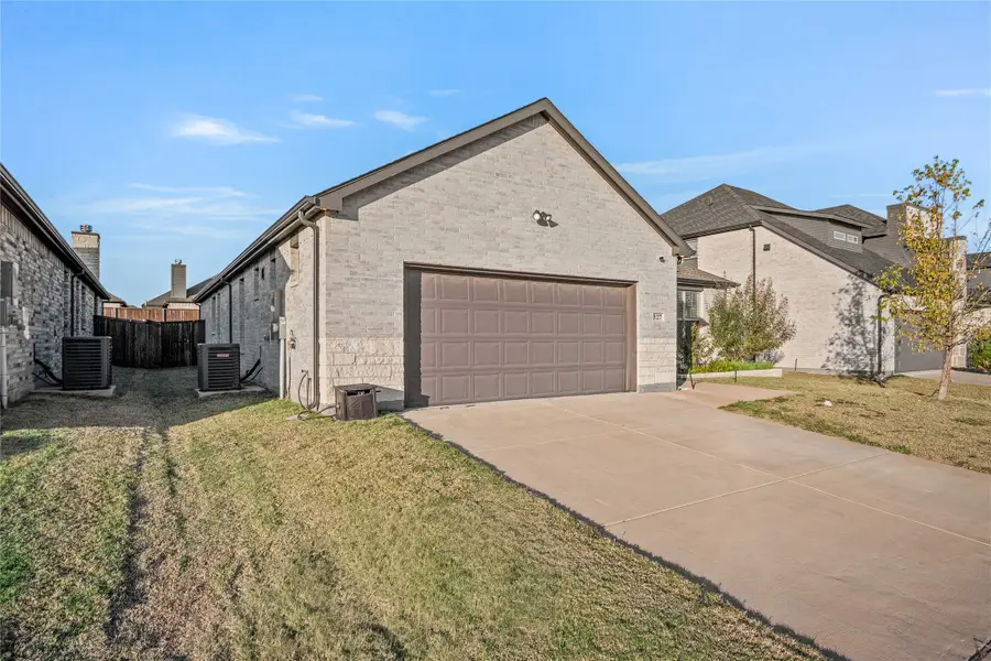 327 Coyote Creek Drive, Lavon, TX 75166 - Image #3