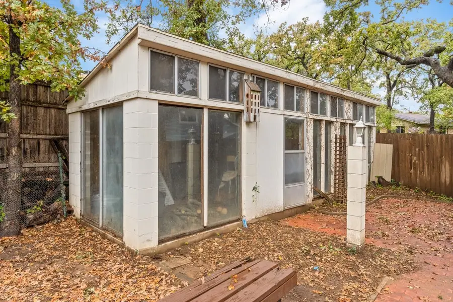 407 Twin Oaks Court, Euless, TX 76039 - Image #3