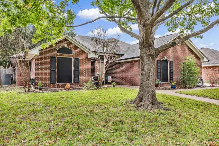 822 Crested Butte Drive, Hewitt, TX 76643 - Image #2