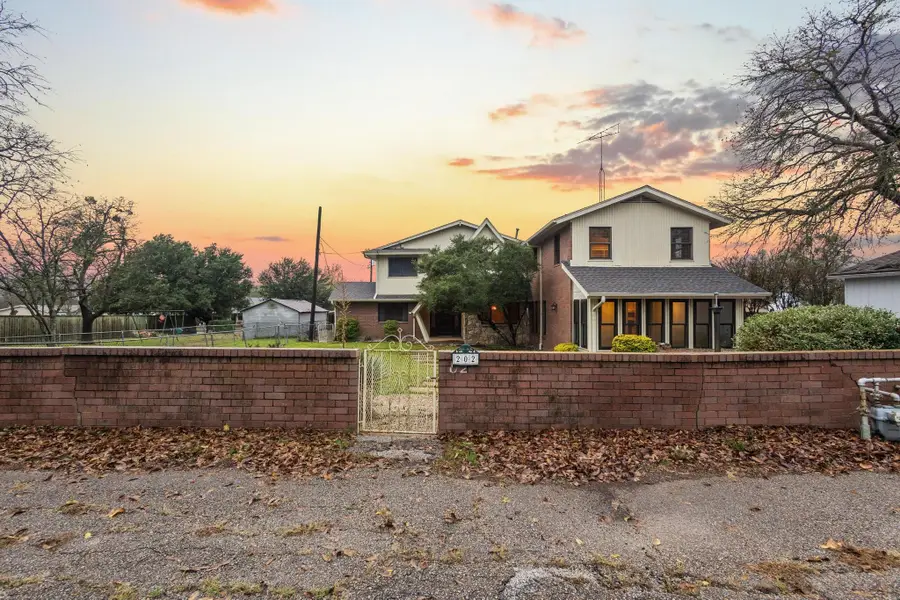 202 S Santa Fe Street, Wolfe City, TX 75496 - Image #2