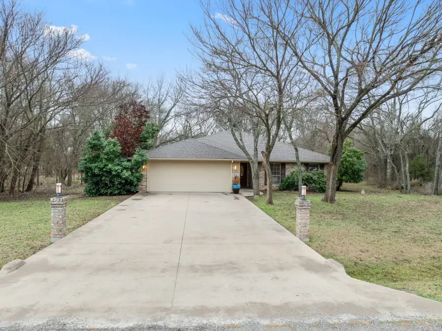 12213 Rolling Oaks Drive, Whitney, TX 76692 - Image #2