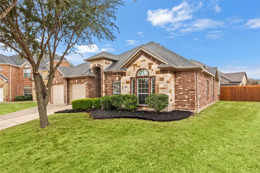 2907 Crystal Way, Grand Prairie, TX 75052 - Image #2