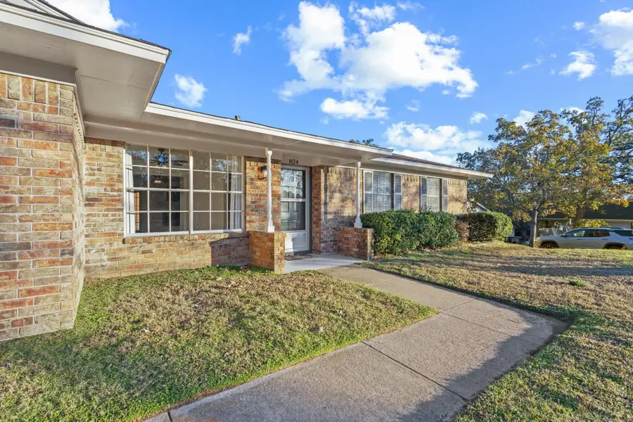 824 S Lillis Lane, Denison, TX 75020 - Image #2