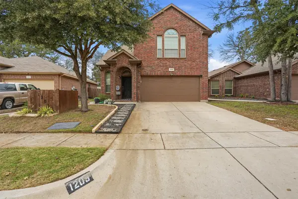 1205 Briarwood Drive, Azle, TX 76020