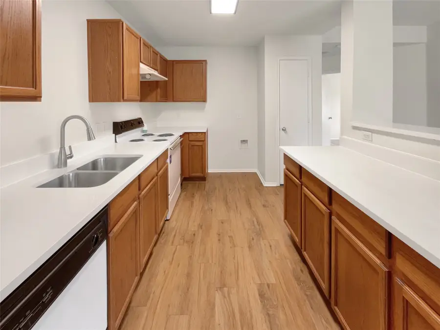 1521 Waters Edge Drive, Glenn Heights, TX 75154 - Image #2