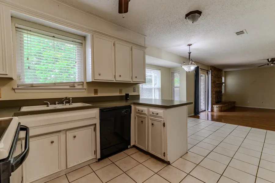 513 Charlyne Drive, Burleson, TX 76028 - Image #2