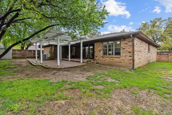 6533 Riviera Drive, North Richland Hills, TX 76180