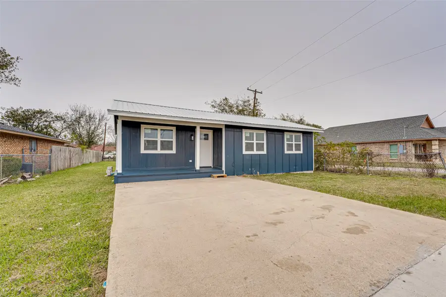 308 Avenue E, Ennis, TX 75119 - Image #3